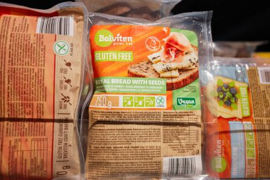 Lviv, Ukrayna - 25 Mart 2025: Balviten tarafından 250 gram paketlenmiş tohumlu glütensiz vegan kraliyet ekmeği
