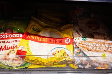Lviv, Ukrayna - 25 Mart 2025: Meksikalılardan ve Zanuy 'dan tortilla paketleri bir mağaza vitrininde sergilenmektedir.