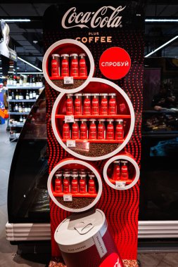 Lviv, Ukrayna - 25 Mart 2025: Bir perakende mağazasında Coca-Cola Plus Coffee için ürün sergisi.