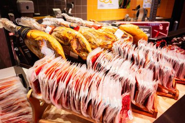 Lviv, Ukrayna - 25 Mart 2025: Çeşitli iyileştirilmiş jambon bacakları ve bir mağazada sergilenmek üzere paketlenmiş et.