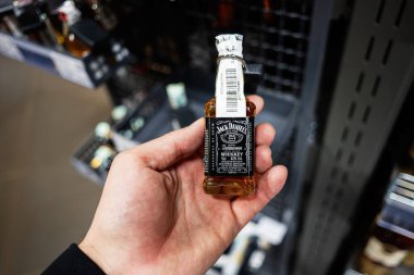 Lviv, Ukrayna - 25 Mart 2025: Bir mağazanın vitrininde Jack Daniel 'in mini şişesini tutmak.