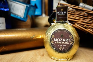 Lviv, Ukrayna - 25 Mart 2025: Altın ambalajlı ve zarif sunumlu lüks Mozart çikolatalı krema likörü