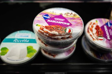 Lviv, Ukrayna - 25 Mart 2025: İtalya 'dan gelen paketlenmiş mascarpone ve ricotta peynir küvetleri perakende sahasında sergilendi