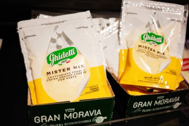 Lviv, Ukrayna - 25 Mart 2025: Ghidetti Mister Mix perakende mağaza ortamında düzgünce sergilenen rendelenmiş peynir paketleri.