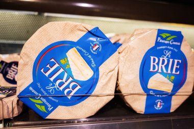 Lviv, Ukrayna - 25 Mart 2025: Pturages Comtois 'den Le Brie peynirinin yakın görüntüsü 