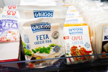 Lviv, Ukrayna - 25 Mart 2025: Grikios Feta ve Chili Peyniri bir marketin soğutulmuş bölümünde sergilendi.