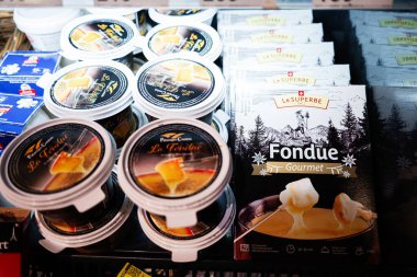Lviv, Ukrayna - 25 Mart 2025: Market vitrininde Le Superbe fondü paketlerinin yakın görüntüsü
