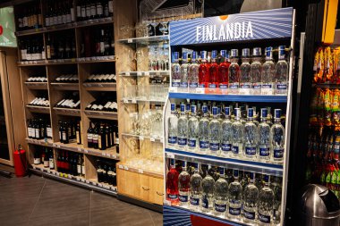 Lviv, Ukrayna - 25 Mart 2025: Finlandiya 'da bir içki dükkanında votka ve şarap stoku.