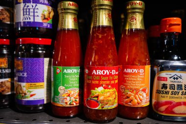 Lviv, Ukrayna - 25 Mart 2025: Parlak ışık altında bir süpermarket rafında sergilenen Aroy-D sosları