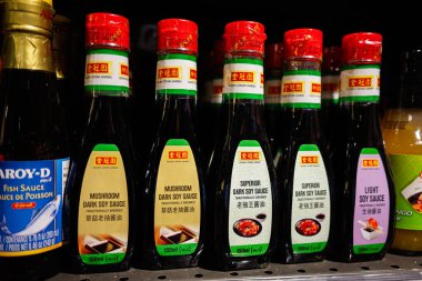 Lviv, Ukrayna - 25 Mart 2025: Muhtelif Altın Taç Bahçesi soya sosları süpermarket raflarında sergilendi