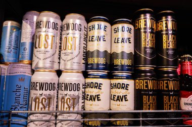 Lviv, Ukrayna - 25 Mart 2025: BrewDog çeşitlerinin yer aldığı bira kutuları Kayıp Lager, Shore Leave ve Black Heart