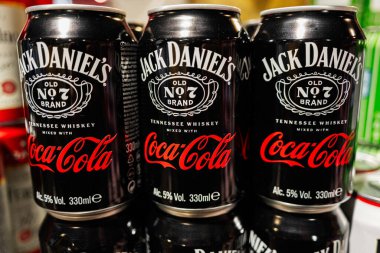 Lviv, Ukrayna - 25 Mart 2025: Jack Daniel 'in viski ve Coca-Cola karışımının yer aldığı içecek kutuları
