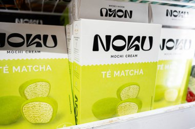 Lviv, Ukrayna - 25 Mart 2025: Parlak renkli ambalaj vitrinli Noku Matcha Mochi Kremi perakende dondurucuda