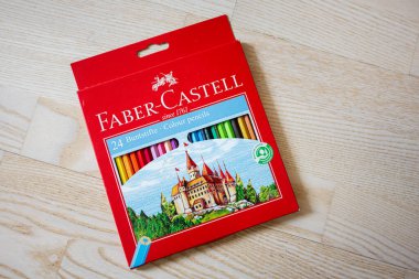 Lviv, Ukrayna - 25 Mart 2025: 24 canlı gölgeli Faber-Castell renkli bir kutu