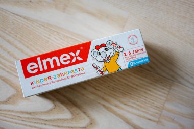 Lviv, Ukrayna - 25 Mart 2025: Parlak ve renkli Elmex çocuk diş macunu paketleri.