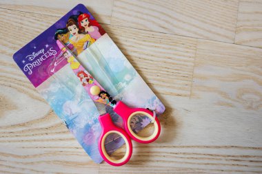 Lviv, Ukrayna - 25 Mart 2025: Disney Princess grafikleri ve canlı tasarım paketlerinin yer aldığı çocuk makasları