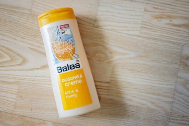 Lviv, Ukrayna - 25 Mart 2025: Süt ve bal içeren Balea Dusche Creme ürünü.