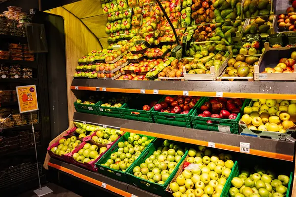 Lviv, Ukrayna - 25 Mart 2025: Bir marketin üretim bölümünde taze elma ve armut rafları
