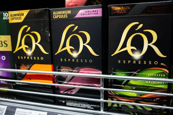 Lviv, Ukrayna - 25 Mart 2025: Premium L 'OR espresso kahve kapsülleri bir mağaza rafında düzgünce düzenlenmiştir.
