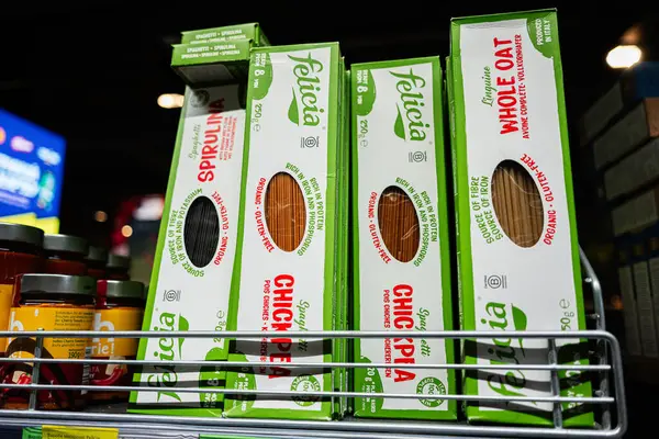 Lviv, Ukrayna - 25 Mart 2025: Perakende mağaza raflarında Felicia marka organik makarna çeşitleri