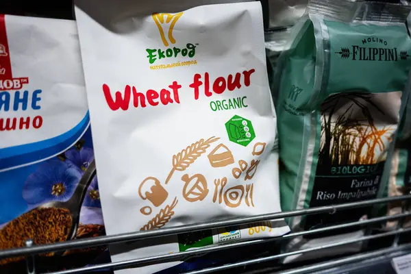 Lviv, Ukrayna - 25 Mart 2025: Bakkal rafında belirgin bir şekilde bulunan çevre dostu ambalajda organik buğday unu