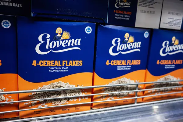 Lviv, Ukrayna - 25 Mart 2025: Elovena 4 mısır gevreği bir mağaza rafında mavi ve turuncu kutularda sergilendi