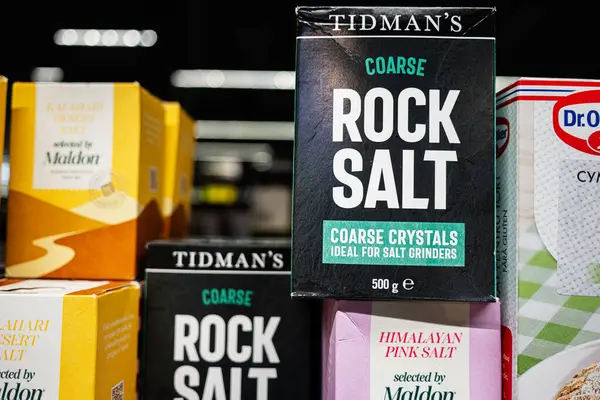 Lviv, Ukrayna - 25 Mart 2025: Raflardaki renkli kaya tuzu, pembe tuz ve diğer baharat ürünleri.