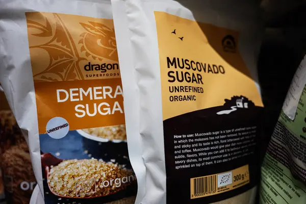 Lviv, Ukrayna - 25 Mart 2025: Rafta Ejderha Süpergıdaları 'nın rafine edilmemiş organik Muscovado ve Demerara şekeri.