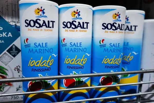 Lviv, Ukrayna - 25 Mart 2025: Bir mağazadaki raftaki deniz tuzu iyot edilmiş ince tuz ambalajı