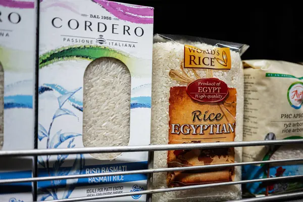 Lviv, Ukrayna - 25 Mart 2025: Çekici kutularda paketlenmiş ve raflarda sergilenen çeşitli pirinç markaları.