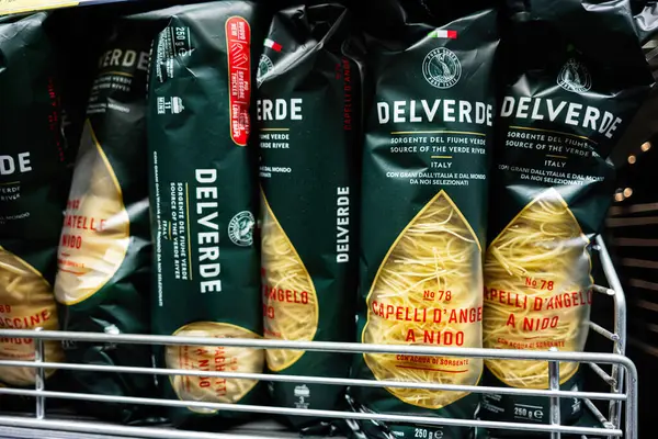 Lviv, Ukrayna - 25 Mart 2025: Bir mağazada İtalyan gıda ürünleri sergilenen Delverde marka makarna paketlerinin yakın çekimi.