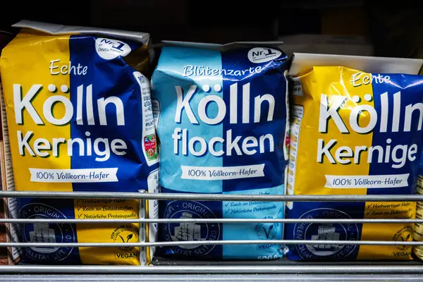 Lviv, Ukrayna - 25 Mart 2025: Kolln yulaf ürünlerinin renkli ambalajı bir mağaza ortamında sergilendi.