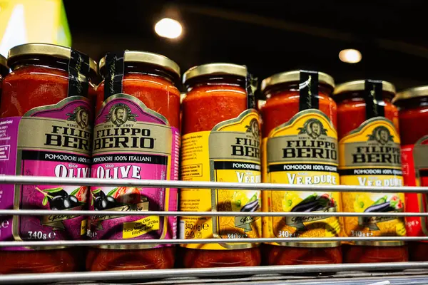 Lviv, Ukrayna - 25 Mart 2025: Marketin rafındaki Filippo Berio markalı makarna sosunun yakın çekim görüntüsü.