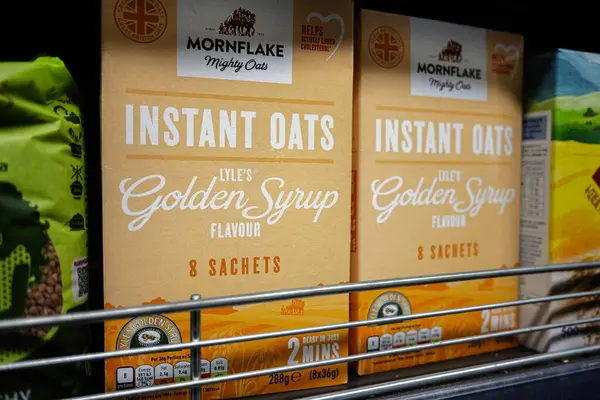 Lviv, Ukrayna - 25 Mart 2025: Mornflake Lyle 'ın Altın şurup kutularının rafta sergilenmesi