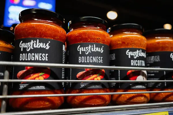 Lviv, Ukrayna - 25 Mart 2025: Birkaç kavanoz Gustibus Bolonez sosu bir market rafına güzelce yerleştirilmiş.