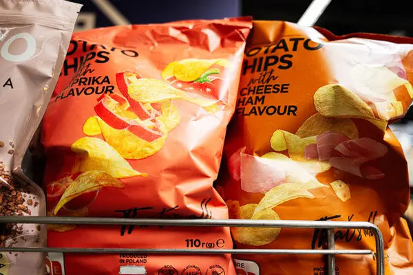 Lviv, Ukrayna - 25 Mart 2025: Market rafında sergilenen çeşitli aromalı patates cipsi.