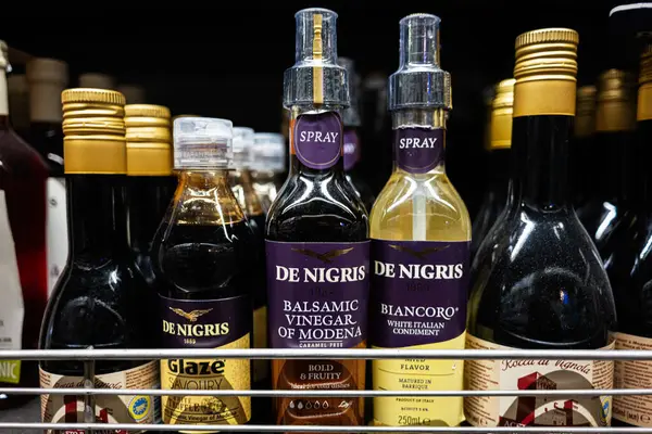 Lviv, Ukrayna - 25 Mart 2025: De Nigris sirke ve baharatlarının çeşitliliği bir mağaza rafında görülebilir