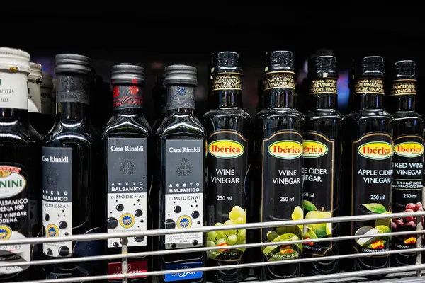 Lviv, Ukrayna - 25 Mart 2025: Casa Rinaldi ve Ibrica marka sirke şişelerinin seçimi 
