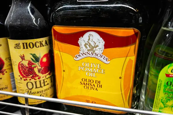 Lviv, Ukrayna - 25 Mart 2025: Bakkal raflarının arasında Donna Sofia zeytinyağı şişesine yakın çekim.