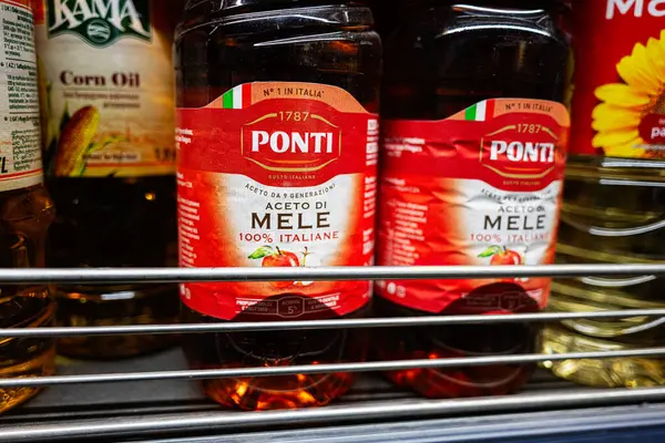 Lviv, Ukrayna - 25 Mart 2025: Süpermarket raflarında sergilenen Ponti marka elma sirkelerinin yakın çekimi