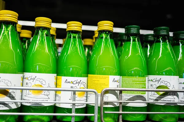 Lviv, Ukrayna - 25 Mart 2025: Yeşil Limuzin Şefi meyve suyu şişeleri bir rafta sergileniyor,