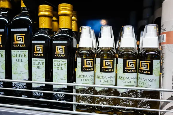 Lviv, Ukrayna - 25 Mart 2025: Ellada marka ekstra saf zeytinyağı şişeleri perakende satış mağazası rafında düzenlendi