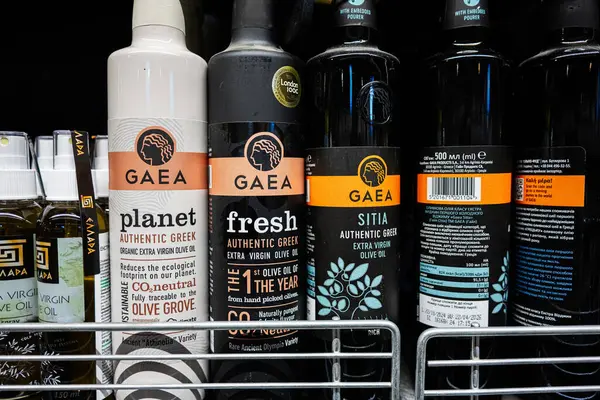 Lviv, Ukrayna - 25 Mart 2025: Süpermarkette satışa sunulan ekstra saf zeytinyağı şişeleri