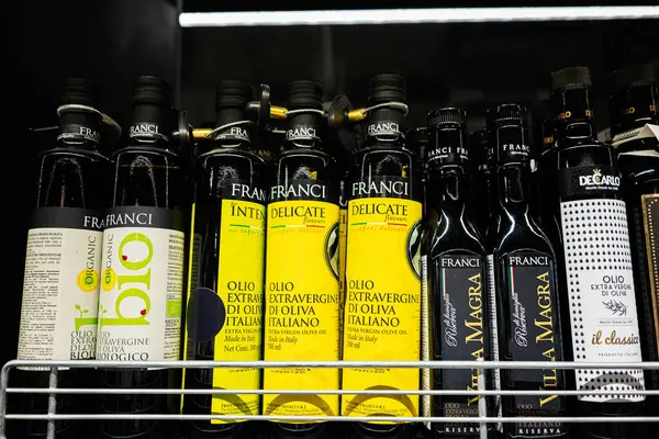 Lviv, Ukrayna - 25 Mart 2025: Franci zeytinyağı şişelerinin seçilmesi perakende ortamında düzgünce sergilendi