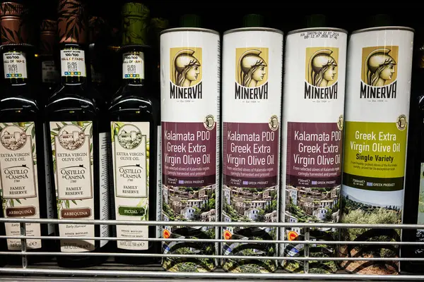 Lviv, Ukrayna - 25 Mart 2025: Minerva ve Castillo zeytinyağı şişelerinin ve kutularının raflarda düzgünce sergilenmesi.