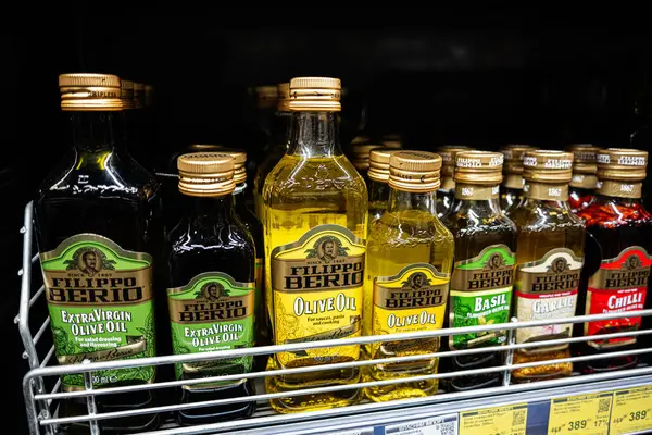 Lviv, Ukrayna - 25 Mart 2025: Bir perakende mağazasında sergilenen Filippo Berio zeytinyağlarının çeşitliliği