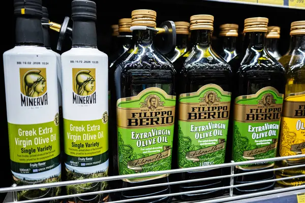 Lviv, Ukrayna - 25 Mart 2025: Minerva ve Filippo Berio zeytinyağları süpermarket koridorlarında sergilendi.