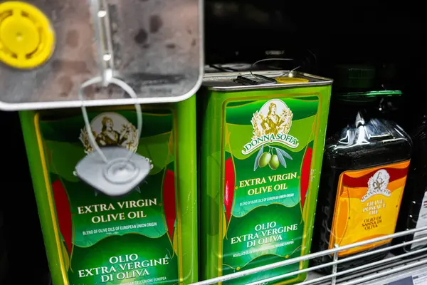 Lviv, Ukrayna - 25 Mart 2025: Satılık bir perakende rafta sergilenen yeşil Donna Sofia zeytinyağı şişeleri