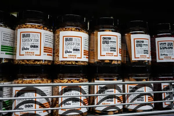 Lviv, Ukrayna - 25 Mart 2025: Soğan ve tarçın içeren çeşitli Banka Speziy baharat kavanozları perakende raflarında düzenlendi