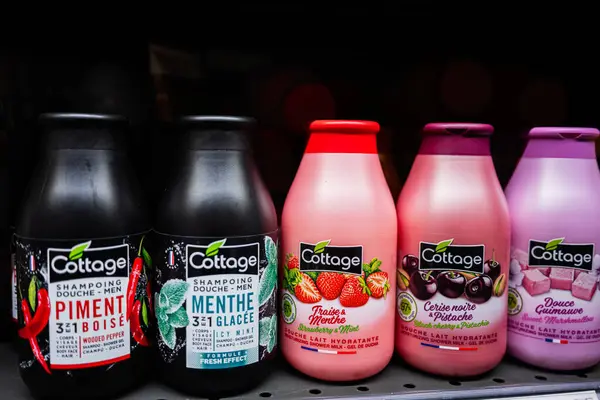 Lviv, Ukrayna - 25 Mart 2025: Renkli Cottage marka duş jelleri düzgünce sergilenen çeşitli kokular.